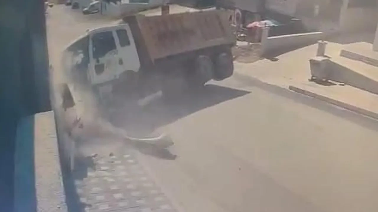 İnegöl’de Fren Patlaması Sonucu Kamyon Site Duvarına Çarptı