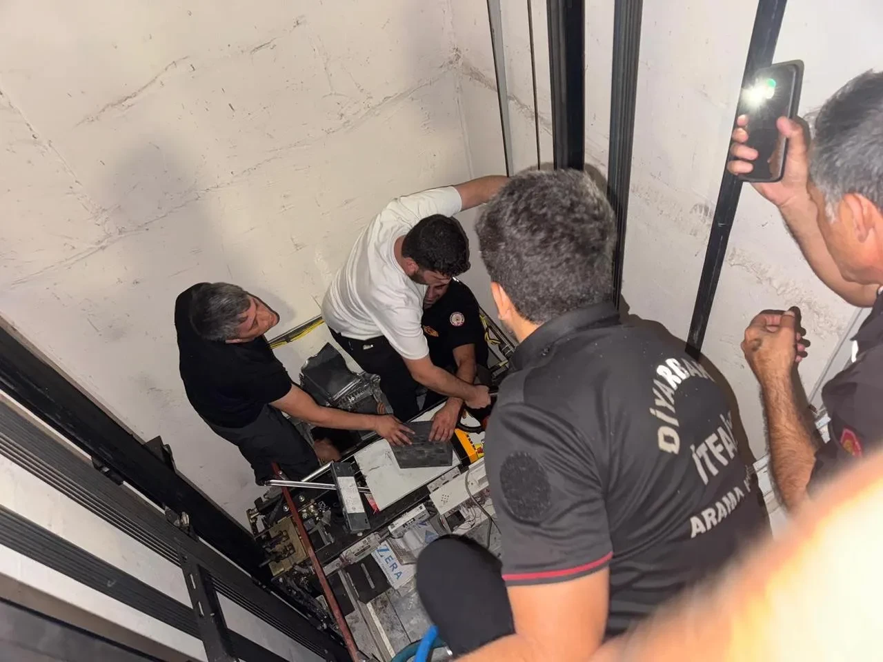 Diyarbakır’da Amed-Erzurumspor maçına giden taraftarlar asansörde mahsur kaldı