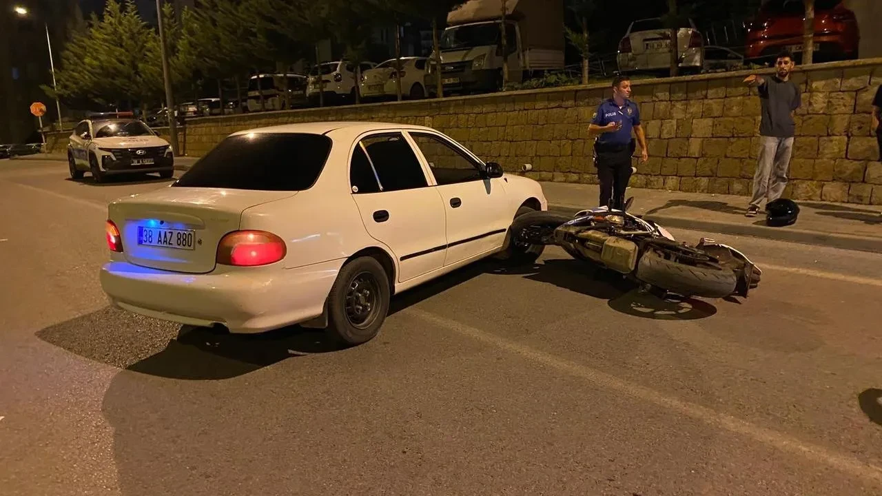 Kayseri Talas’ta Motosiklet Ve Otomobil Çarpışması Sonucu İki Kişi Yaralandı