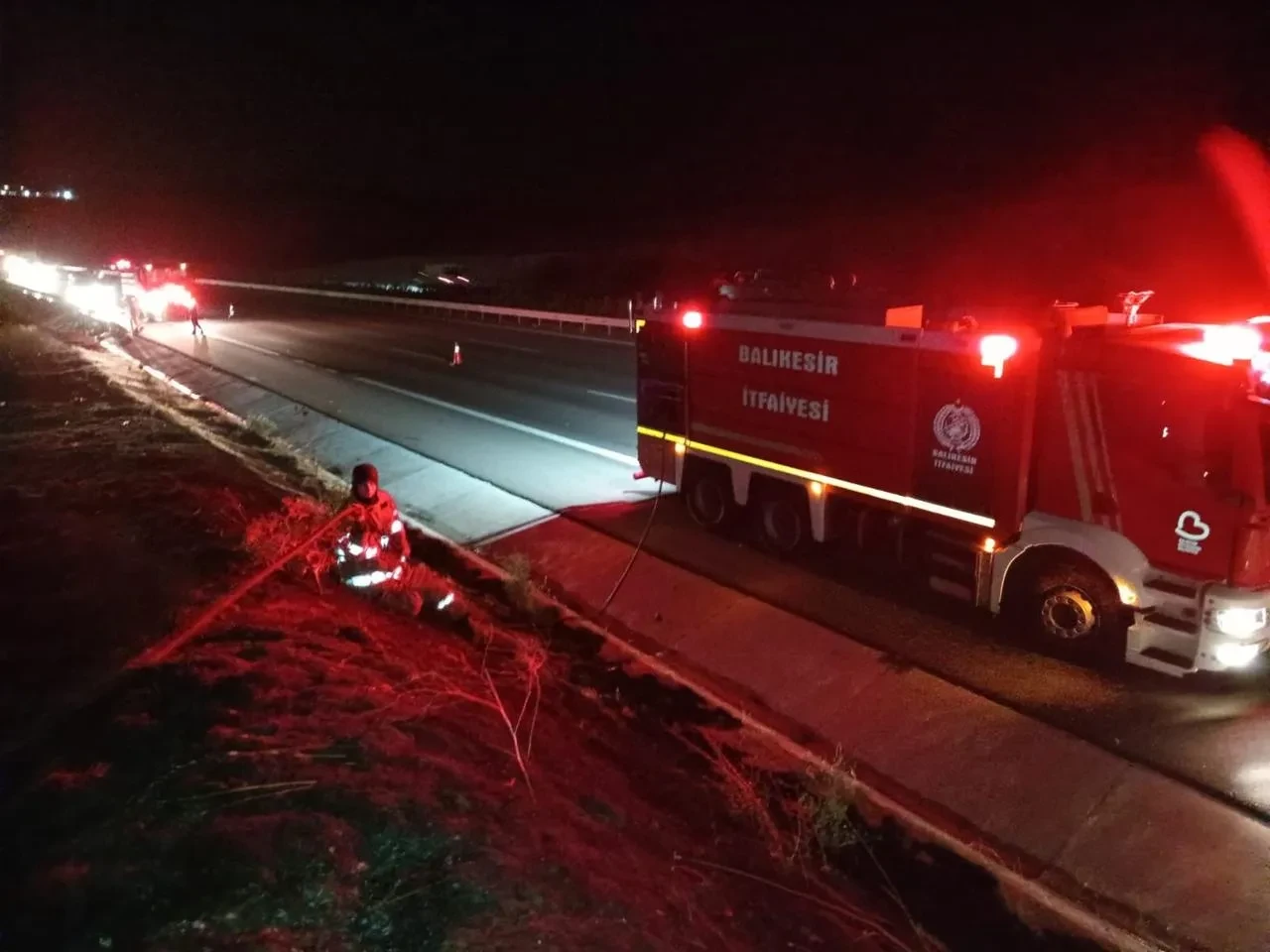Balıkesir Otoyolunda Yanan Tır Ot Yangınına Neden Oldu
