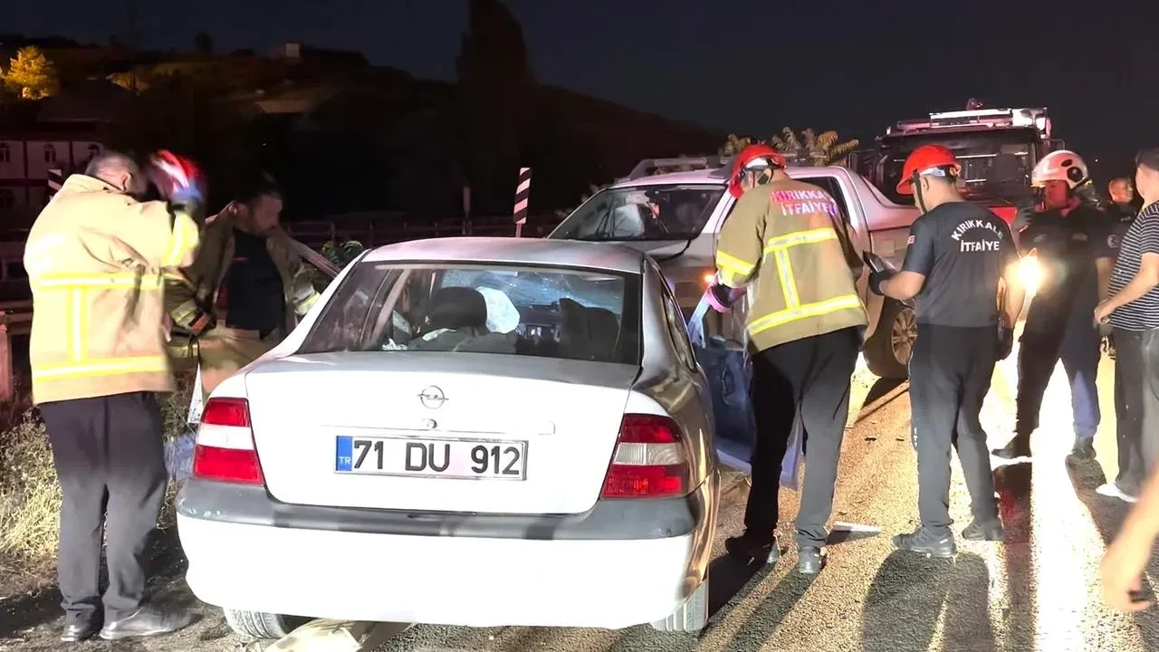 Kırıkkale'de kamyonet ile otomobil çarpıştı 3 yaralı