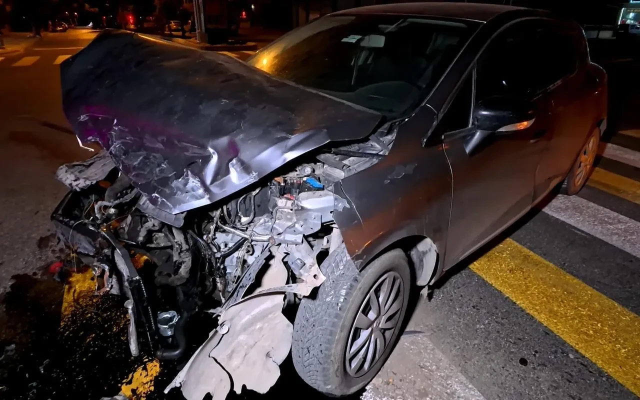 Aksaray'da iki otomobil kavşakta çarpıştı hurdaya döndü