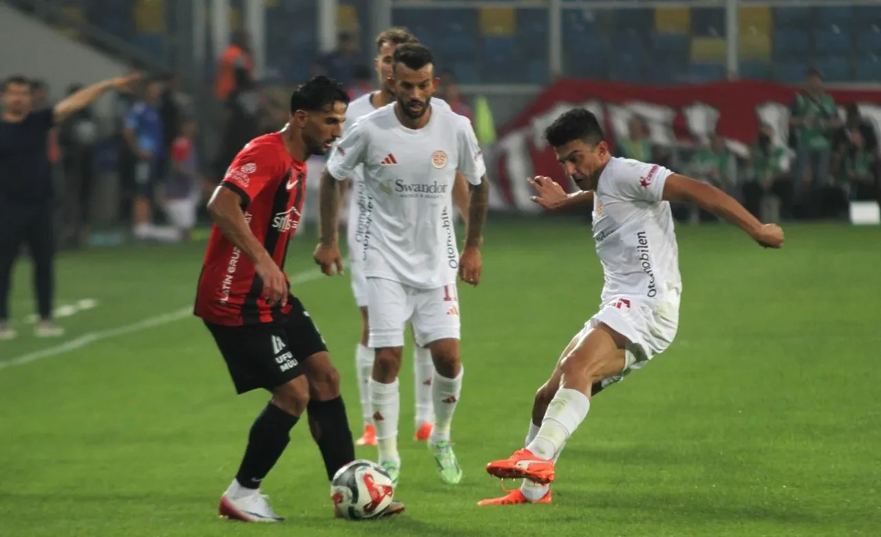 Gençlerbirliği ile Antalyaspor maçının ilk yarısı golsüz tamamlandı