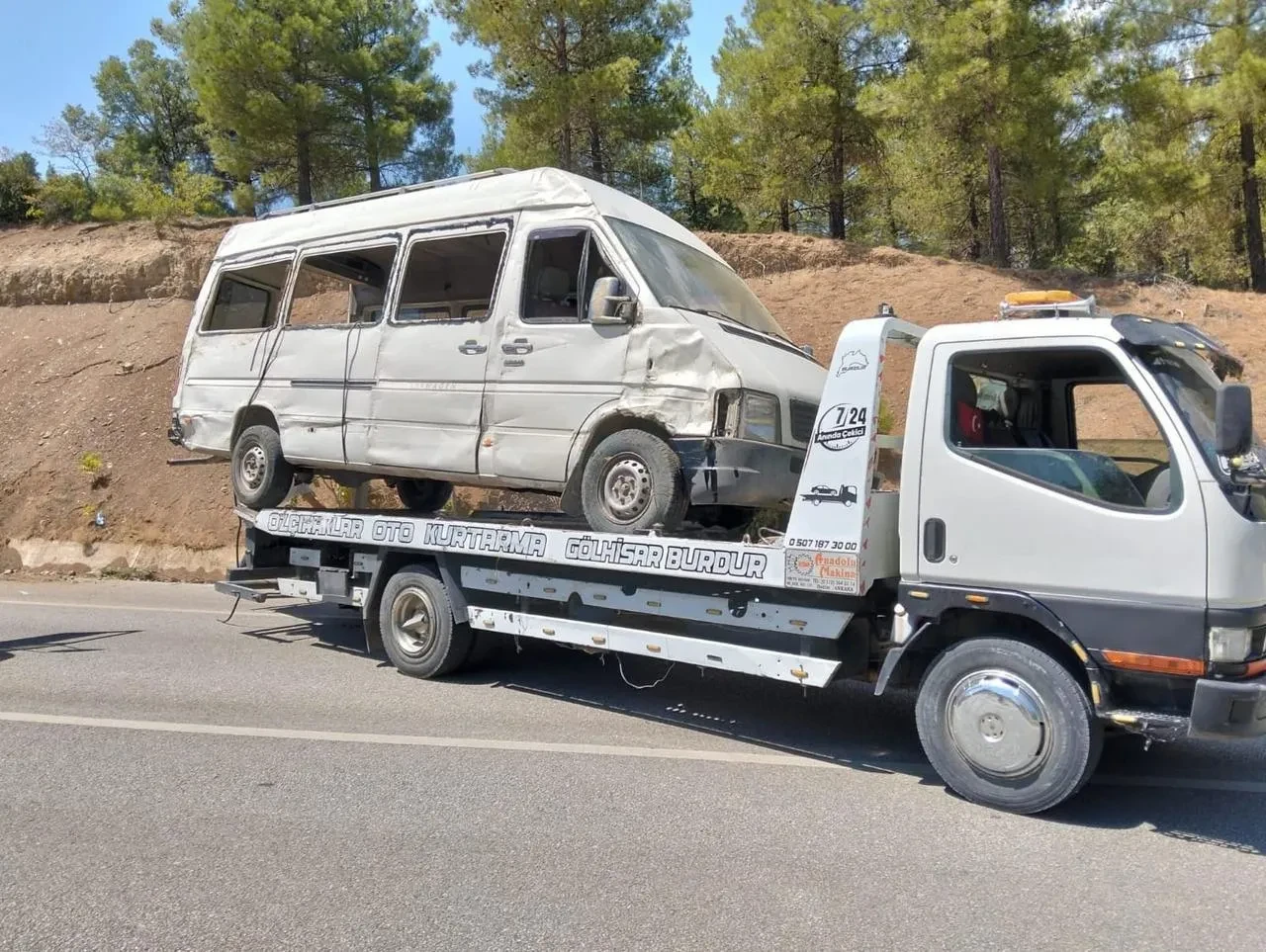 Viraja Hızlı Giren Minibüs Burdur’da Şarampole Devrildi, 1 Yaralı