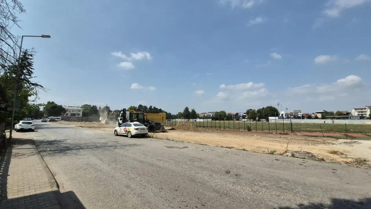 Düzce Belediyesi 18 Temmuz Stadyumu Hafriyatını Temizliyor