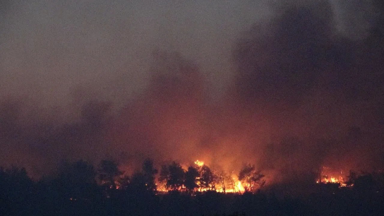 Çanakkale’de Gelibolu ilçesinde orman yangınına karadan müdahale sürüyor