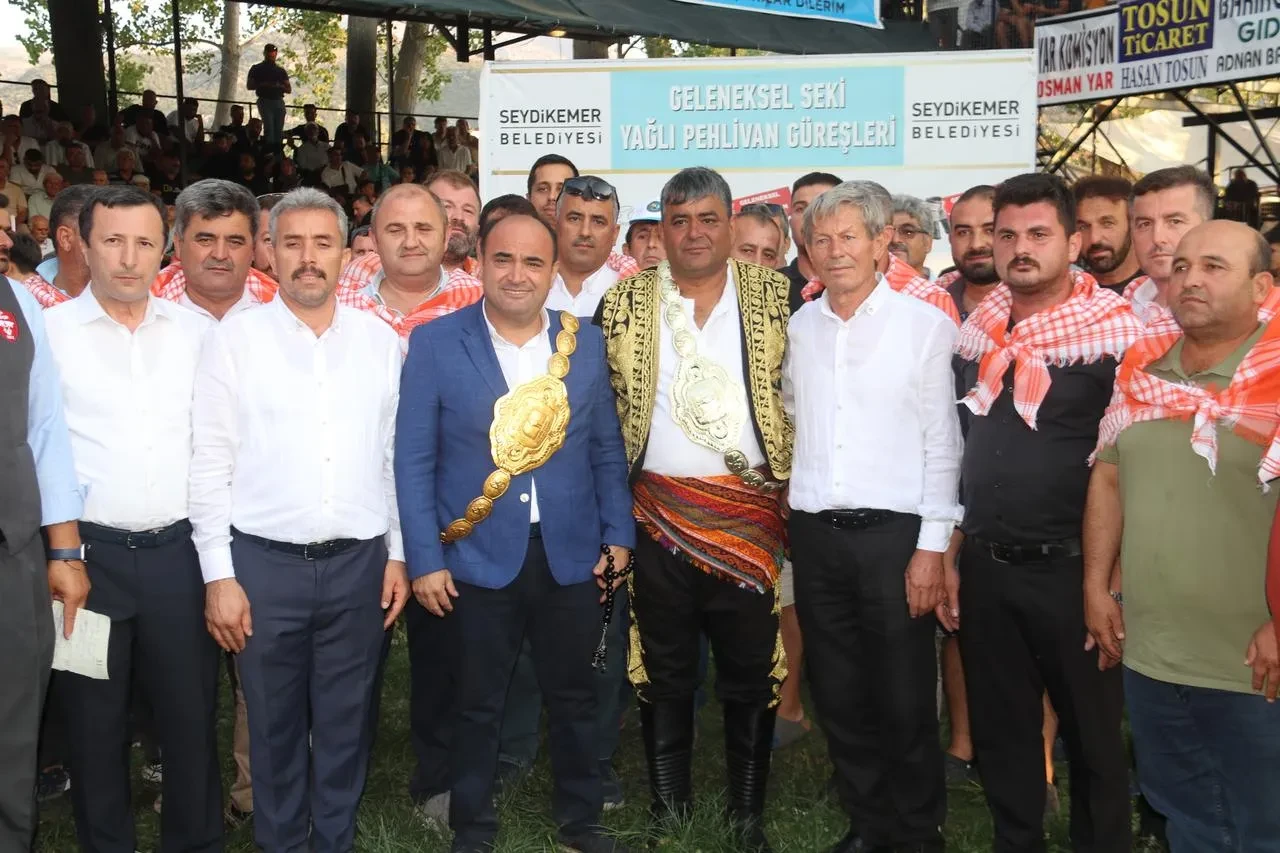 İsmail Koç, Seydikemer Yağlı Güreşleri'nde başpehlivan oldu