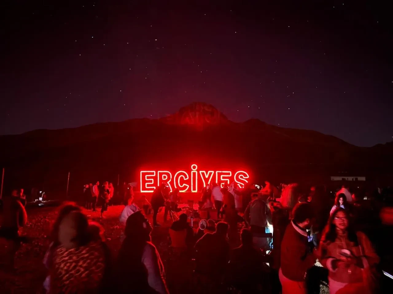 Erciyes'te Perseid Meteor Yağmuru Gökyüzü Meraklılarını Bir Araya Getirdi