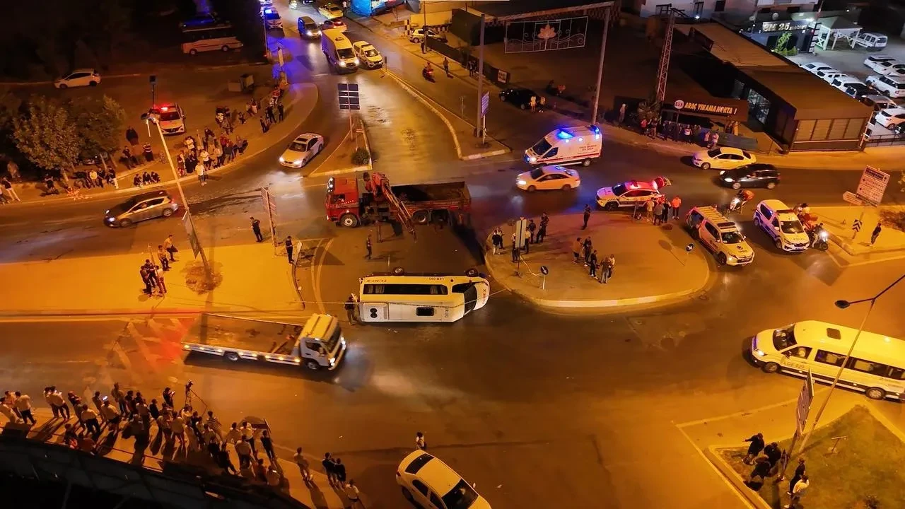 Sultanbeyli’de aşırı hızlı araç minibüsle çarpıştı, 10 kişi yaralandı