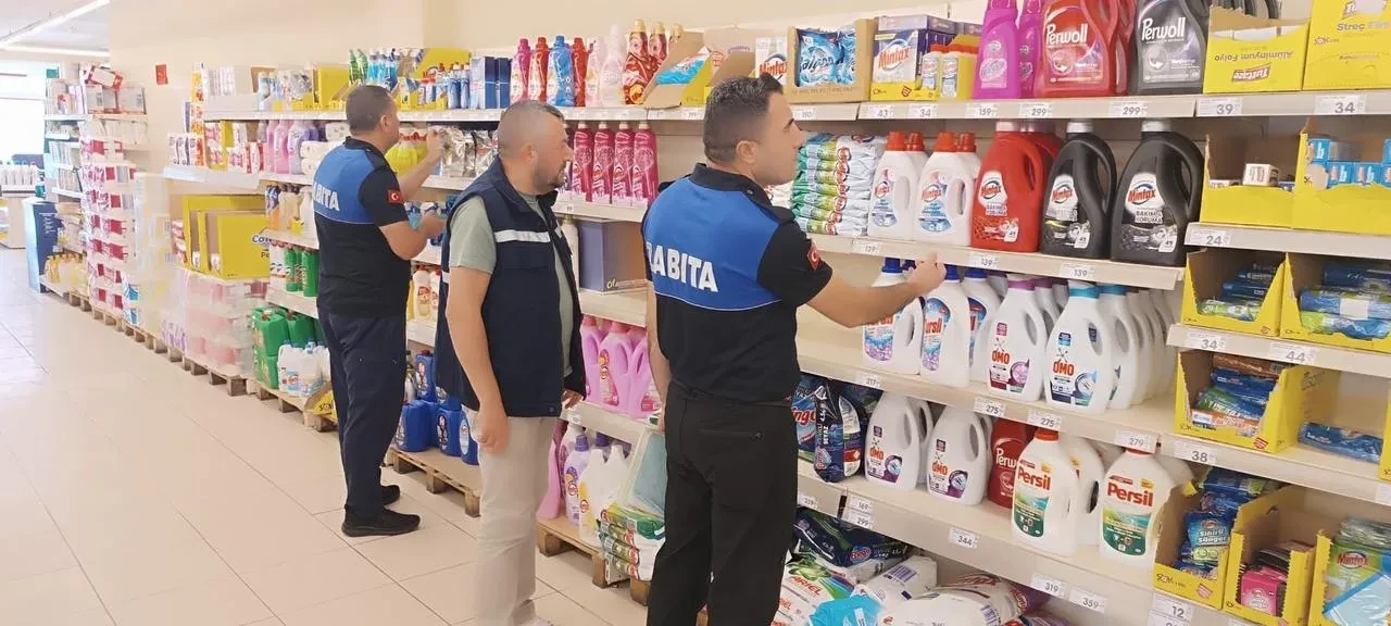 Dilovası'nda zabıta ekipleri 120 iş yerini denetledi ve 450 ürün imha