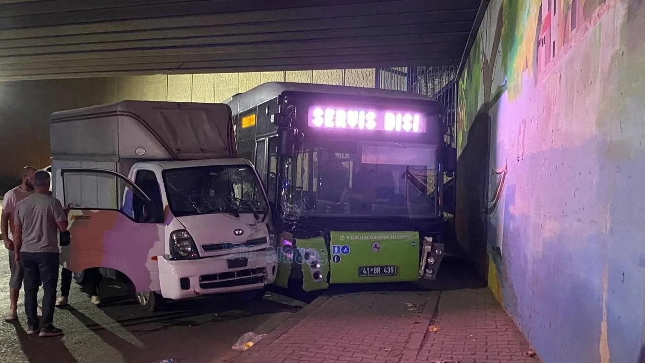 Kocaeli'nin körfez ilçesinde halk otobüsü ile kamyonet çarpıştı 2 yaralı