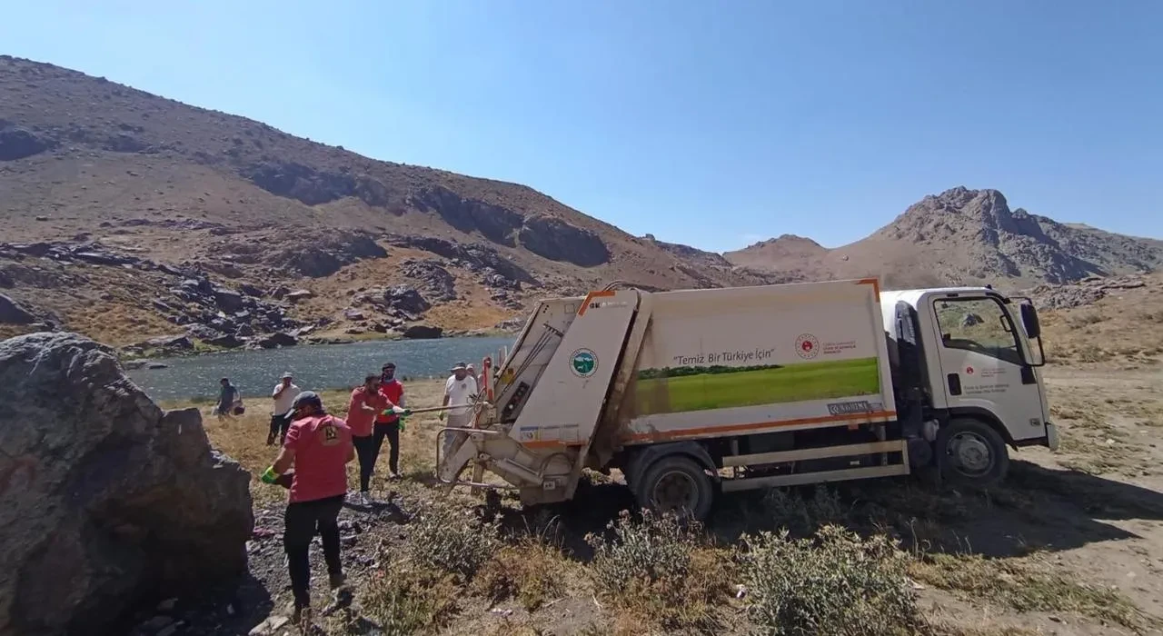 Esendere Belediyesi ve YEKDASDER Sat Gölleri'nde çevre temizliği yaptı