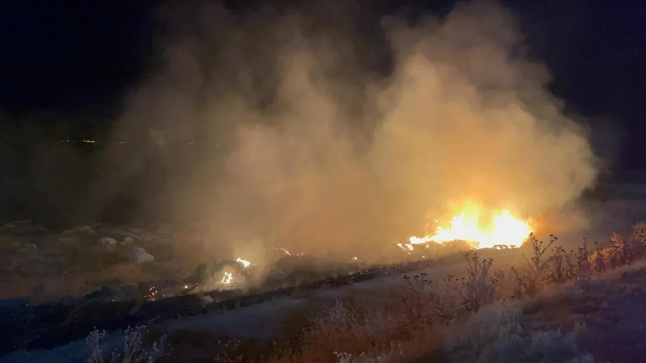 Van'ın Erciş ilçesinde itfaiye anız yangınını söndürdü