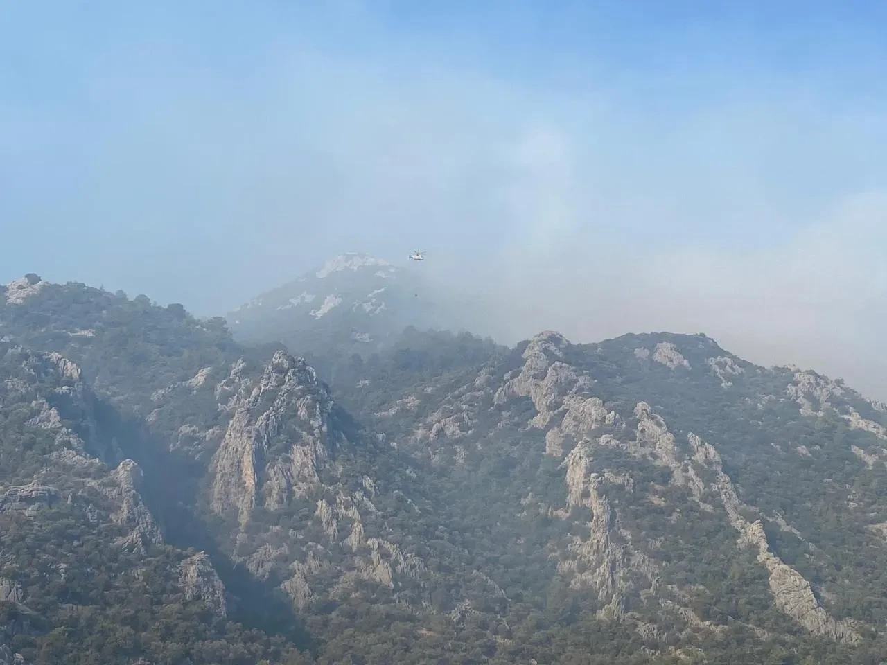Mersin Anamur’da orman yangınına ekipler havadan ve karadan müdahale ediyor