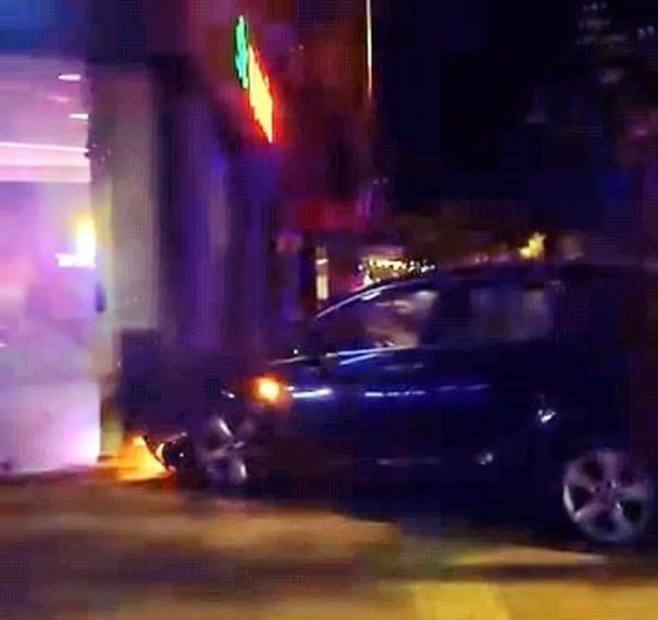 Bursa'nın İnegöl ilçesinde otomobil elektrik panosuna ve motosiklete çarptı