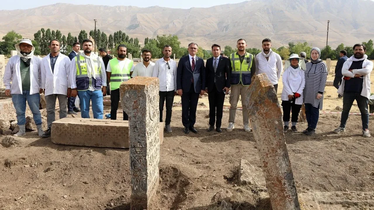 Van Valisi Ozan Balcı Selçuklu Mezarlığı’nda Restorasyon Çalışmalarını İnceledi