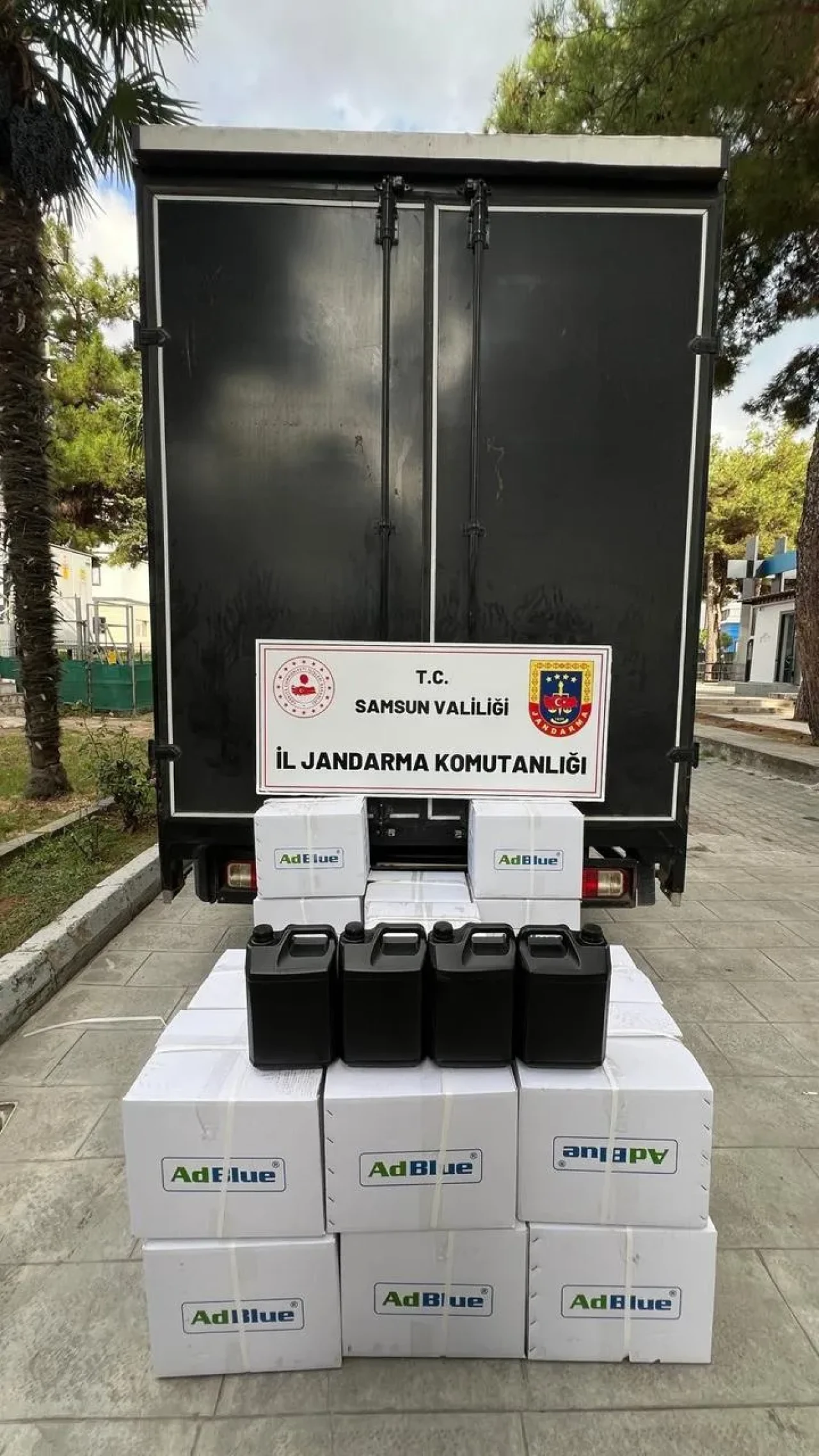 Samsun'da jandarma adblue bidonlarında 555 litre etil alkol ele geçirdi
