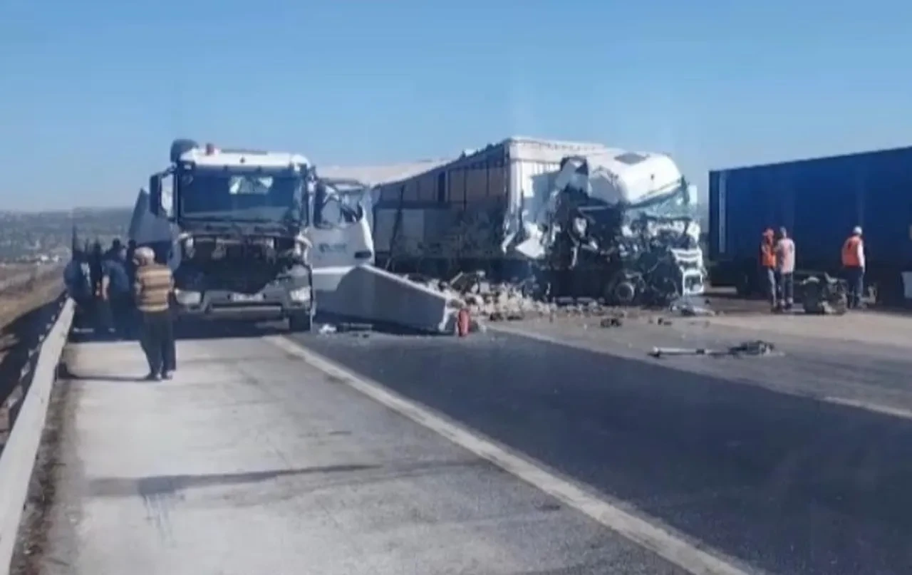 TAG Otoyolu'nda iki tır çarpıştı, 2 kişi yaralandı