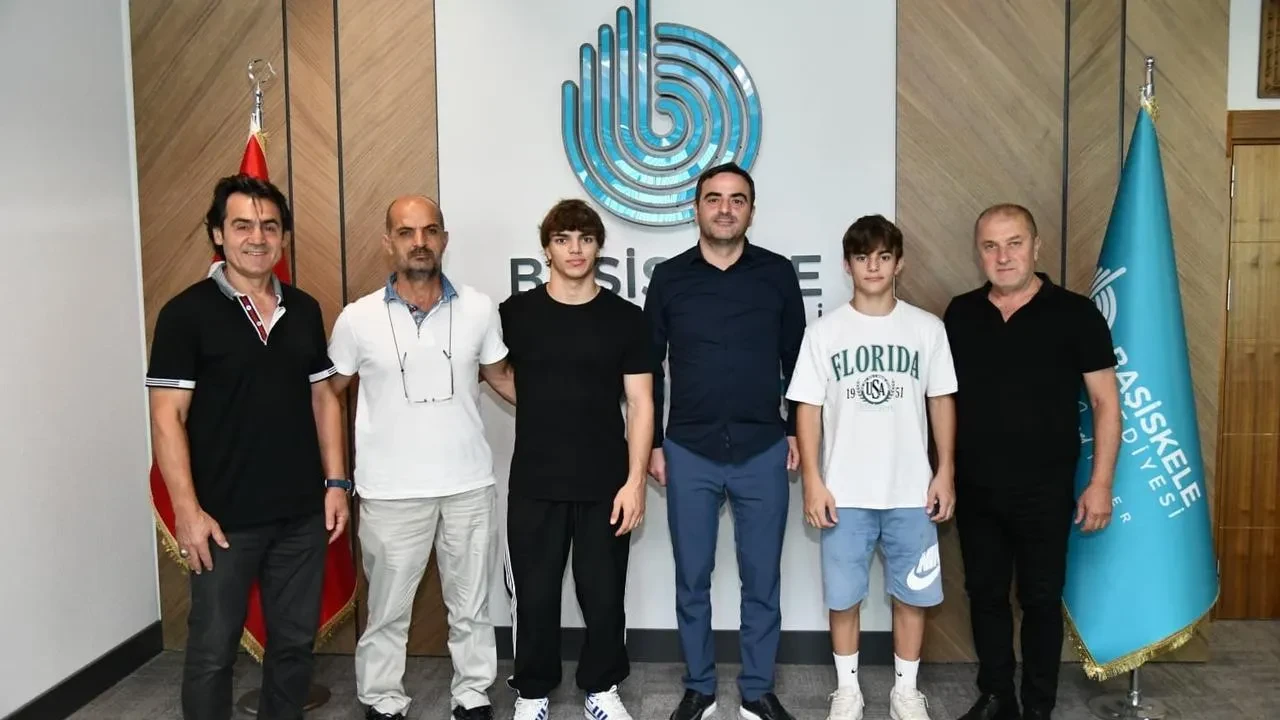 Başiskele Belediye Başkanı Yasin Özlü genç sporcuları ağırladı ve tebrik etti