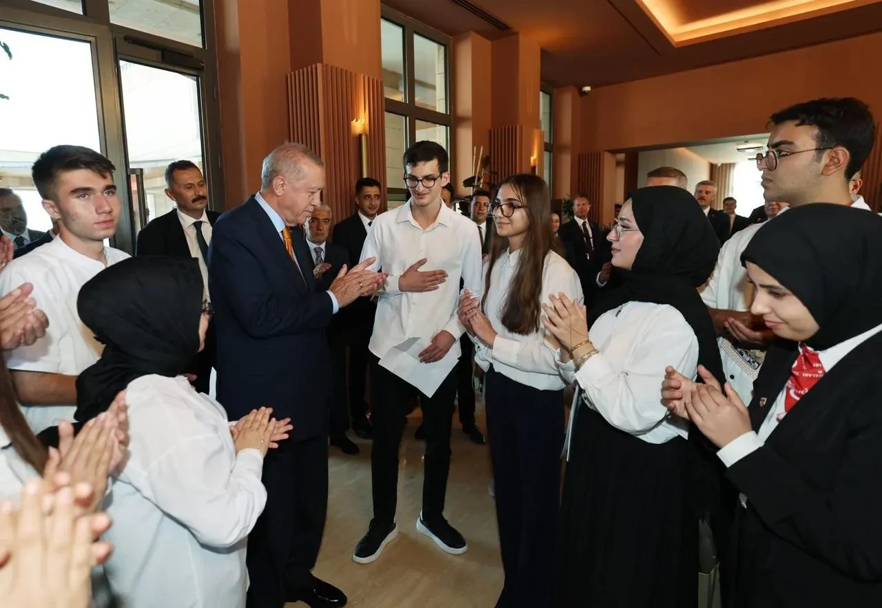 Cumhurbaşkanı Erdoğan Ahlat’ta öğrencilerle buluştu