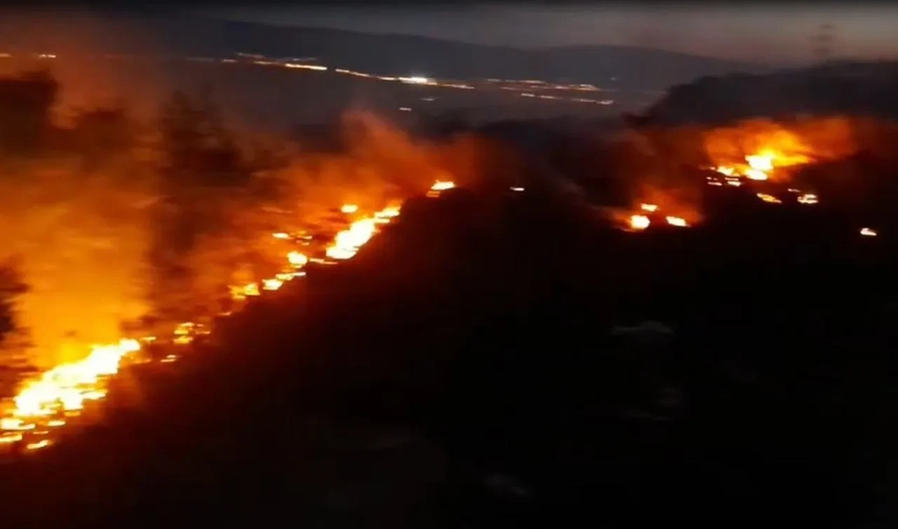 Ardahan’da Anız Ve Fidanlık Yangını İtfaiye Ekiplerince Söndürüldü