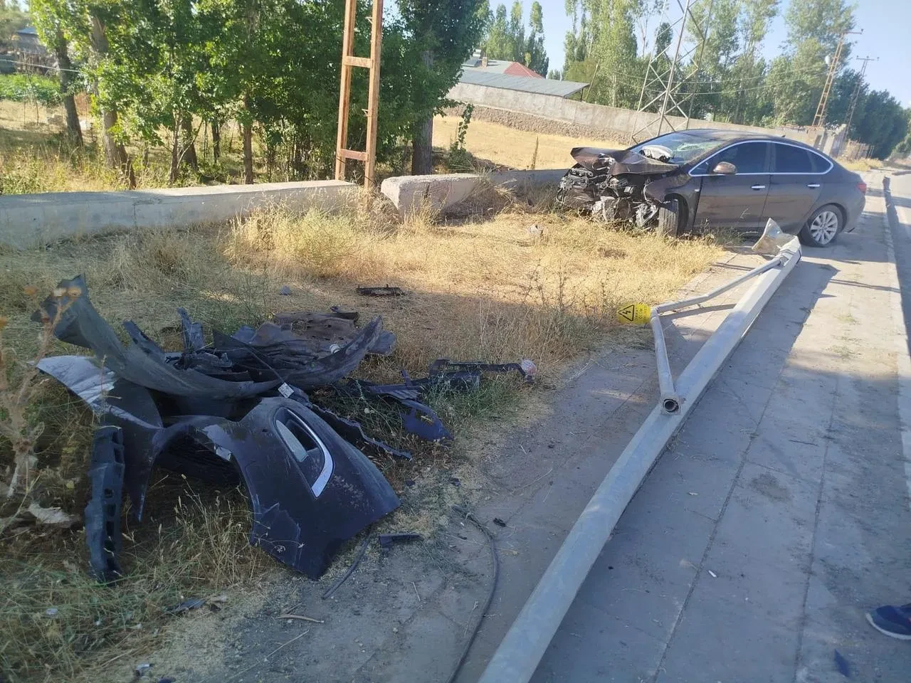 Malazgirt’te Otomobil Direğe Çarptı Sürücü Hastaneye Kaldırıldı