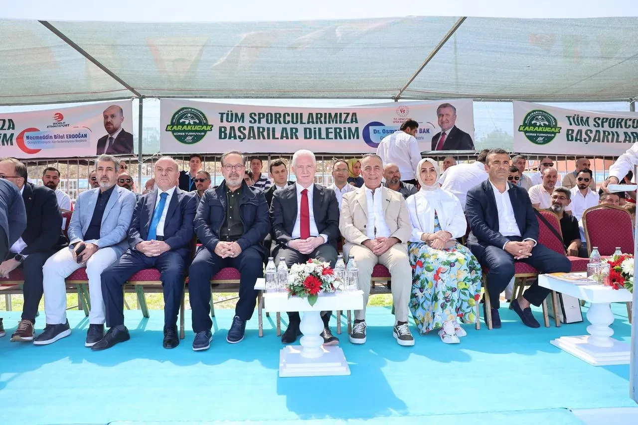 Uluslararası Sultangazi Belediyesi Karakucak Güreş Turnuvası düzenlendi.