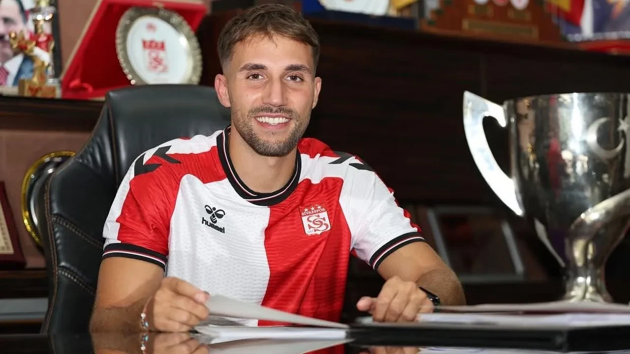 Okan Erdoğan resmen Sivasspor ile sözleşme imzaladı