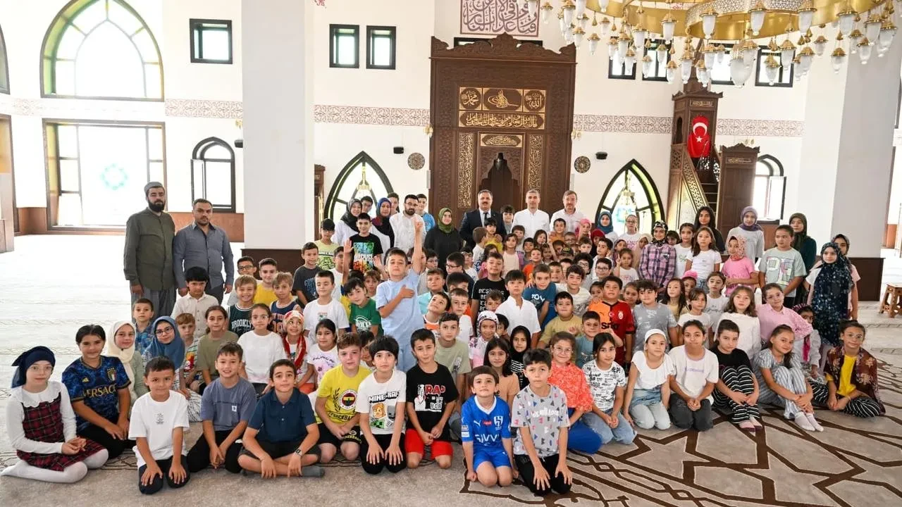 Uşak Valisi Naci Aktaş Yaz Kur'an kursunda öğrencileri ziyaret etti