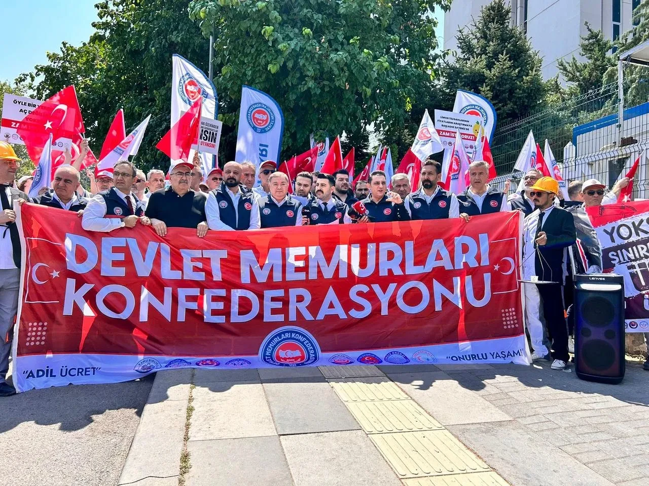 Devlet Memurları Konfederasyonu Çalışma Bakanlığı önünde toplu sözleşme eylemi yaptı