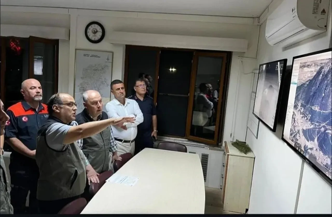 Denizli Valisi Ömer Faruk Coşkun Pamukkale'deki yangın bölgesinde inceleme yaptı