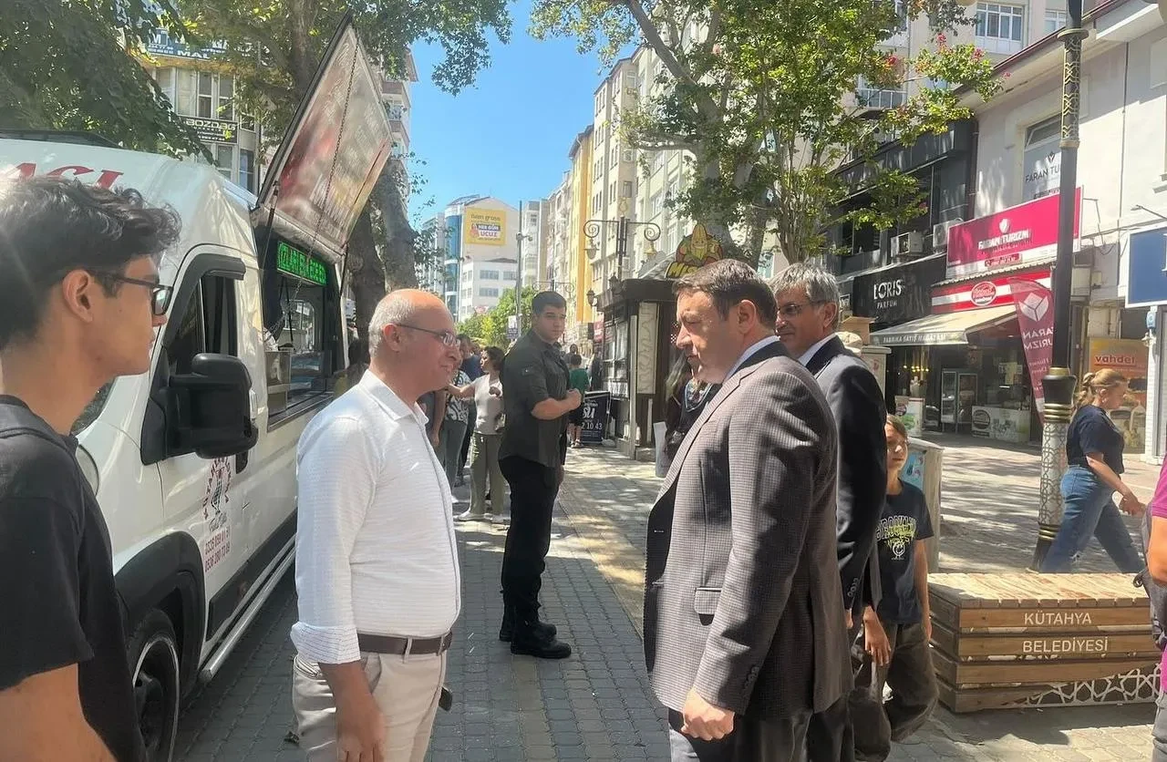 Kütahya Valisi Musa Işın esnaf ve vatandaşlarla Sevgi Yolu’nda buluştu