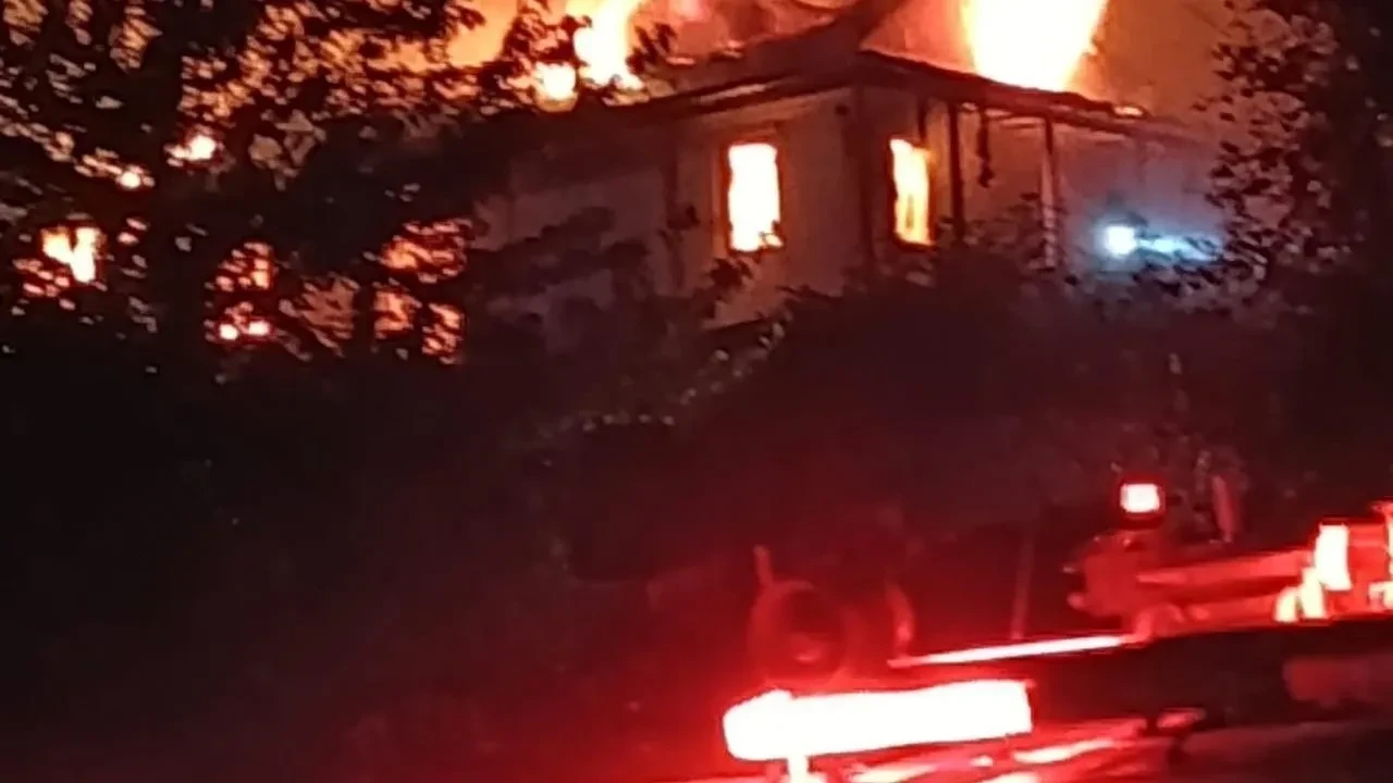 Şile’de Alkol Almış Şahıs Kaldığı Evi Ateşe Verdi