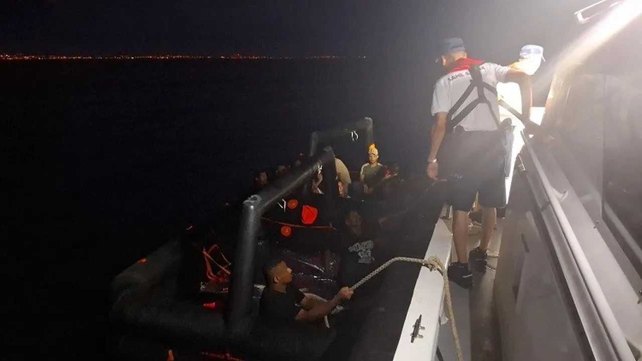 Kuşadası'nda 21 düzensiz göçmen Sahil Güvenlik tarafından kurtarıldı