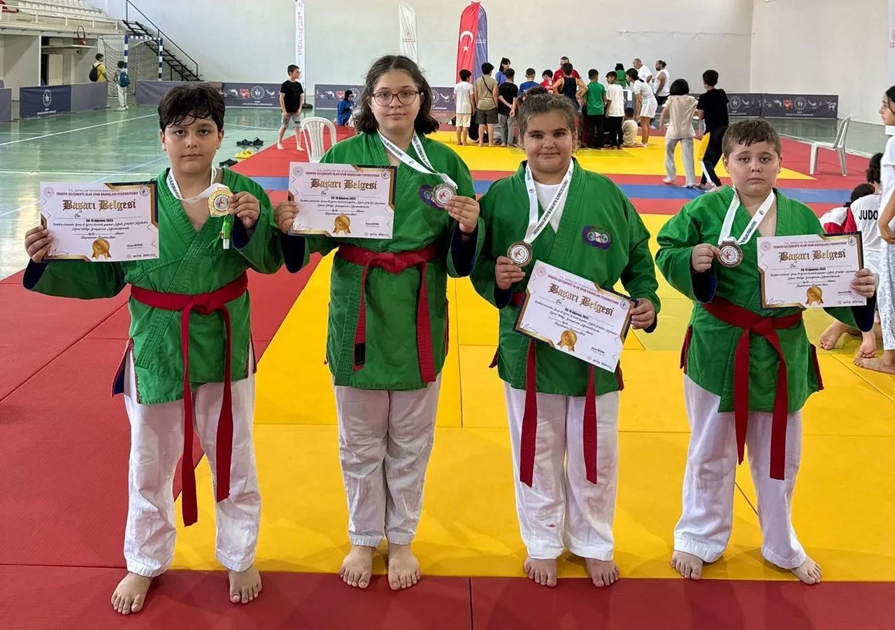 Düzceli minik sporcular Sinop'ta Kuraş Şampiyonası'nda 8 madalya kazandı