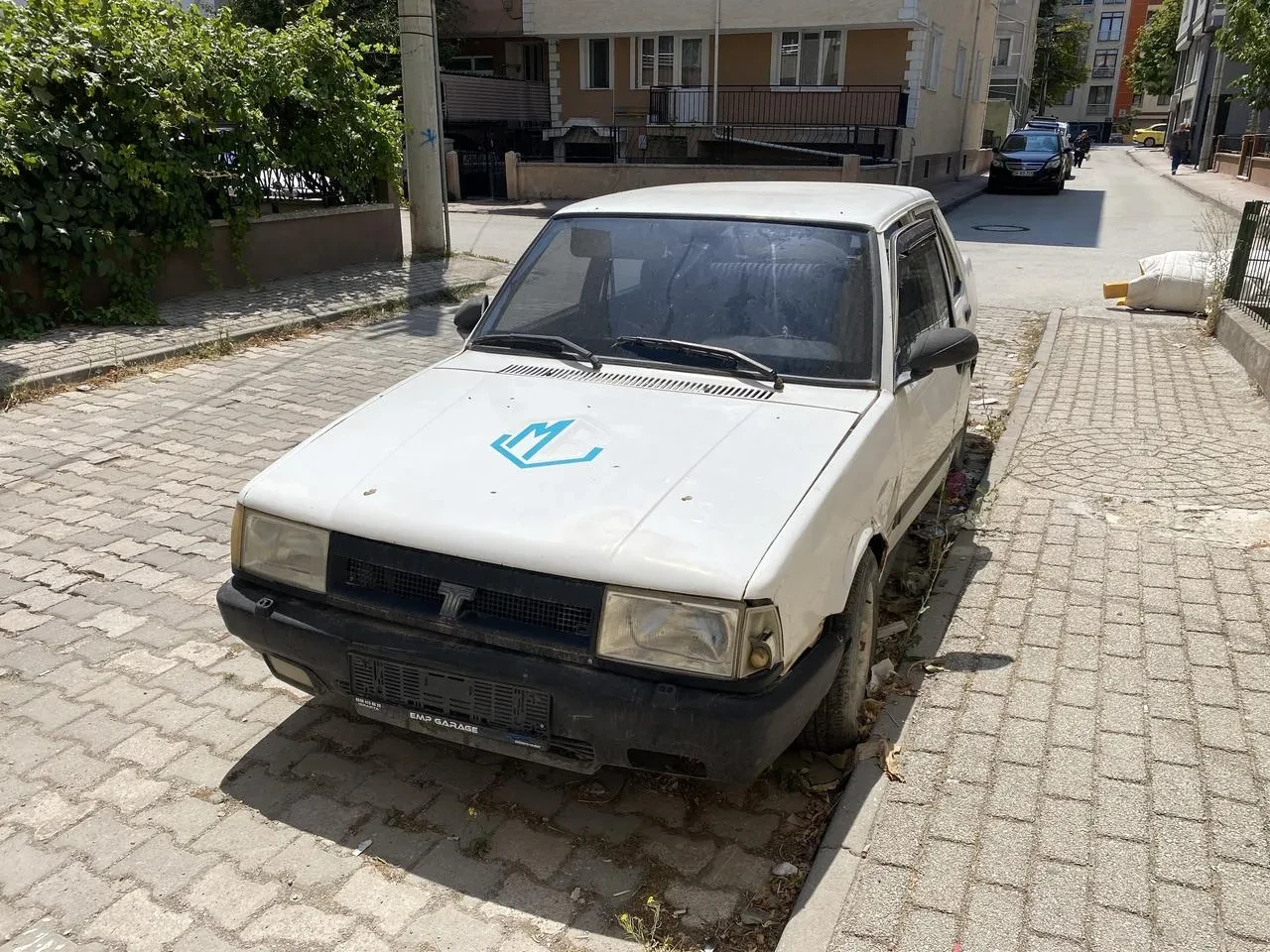 Eskişehir’de Gökmeydan Mahallesinde Plakasız Hurda Otomobil Dikkat Çekti