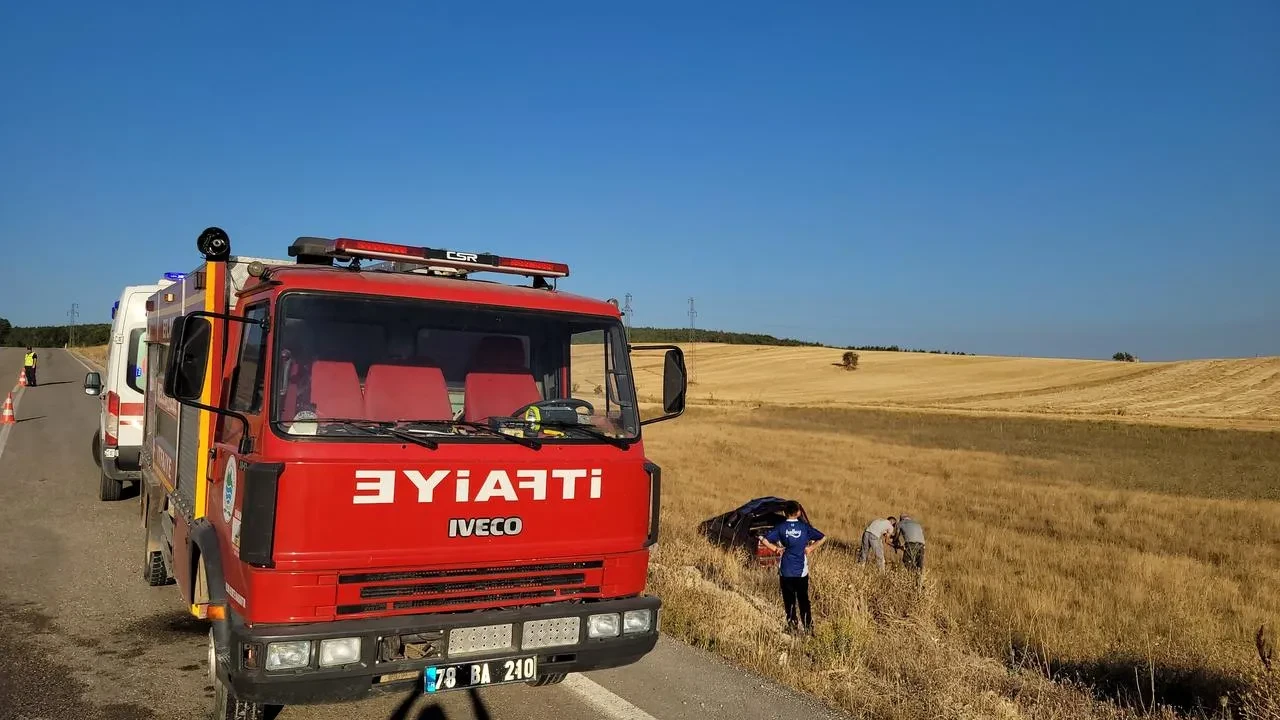 Karabük Eflani'de otomobil takla atarak tarlaya uçtu, 5 yaralı var