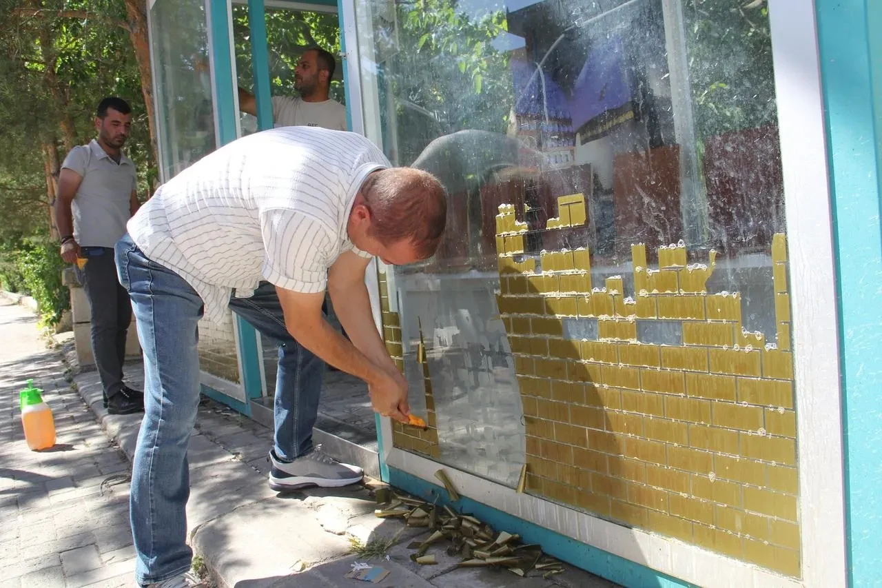 Bayburt Belediyesi dolmuş duraklarını temizleyip dezenfekte etti