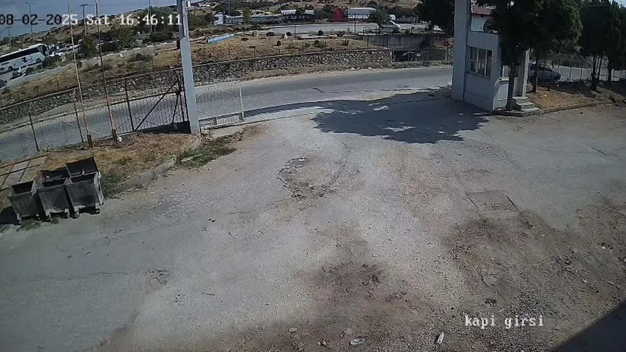 Manisa Kula'da otomobil ile otobüs çarpıştı iki kişi hayatını kaybetti