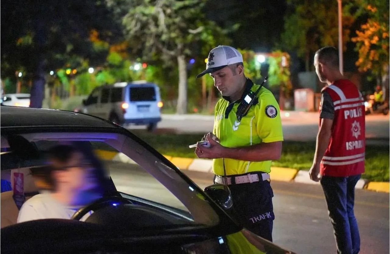 Isparta'da emniyet ekipleri parklarda huzur uygulaması gerçekleştirdi