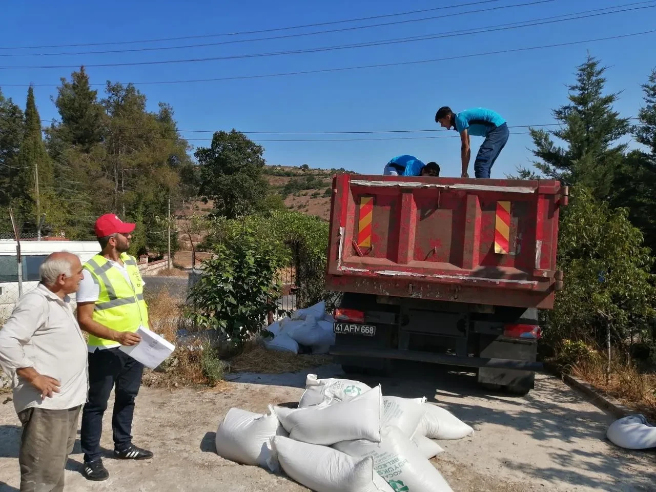 Kocaeli Belediyesi çiftçilere tavuk ve yem desteği sağlıyor