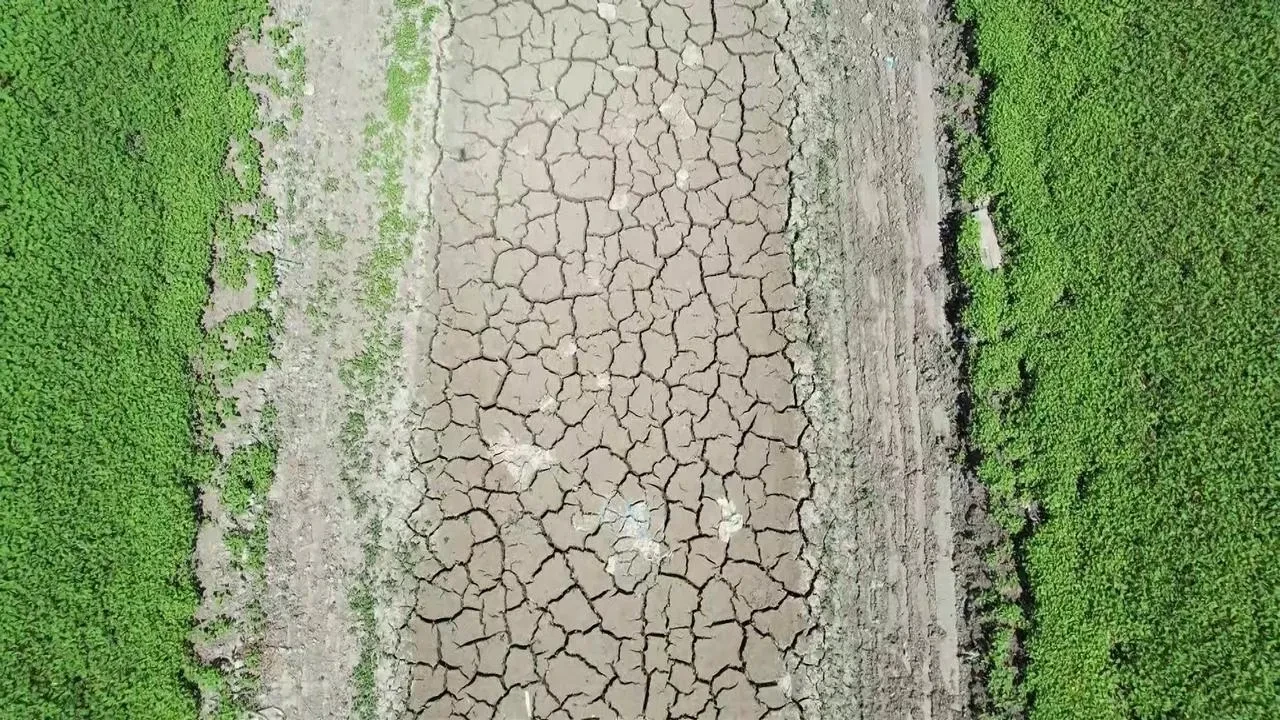 Adıyaman'da Çamgazi Baraj Göleti kuruyunca eski karayolu ortaya çıktı