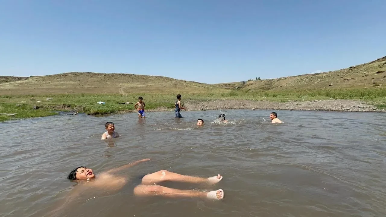 Kars'ta çocuklar Karahan Çayı'nda serinlediler