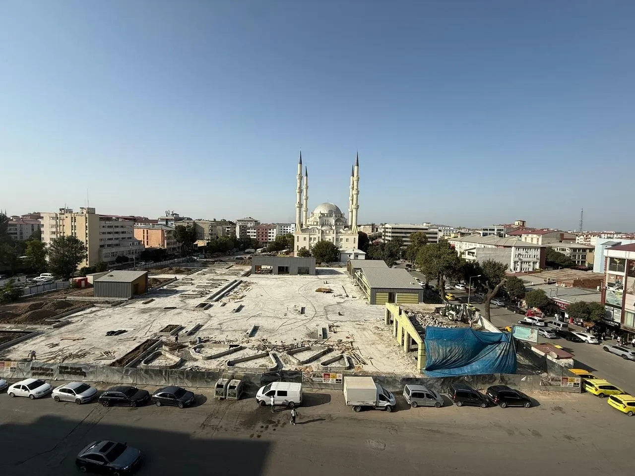 Iğdır'da Haydar Aliyev Parkı'ndaki ticari yapı açıklama yapılmadan yıkıldı