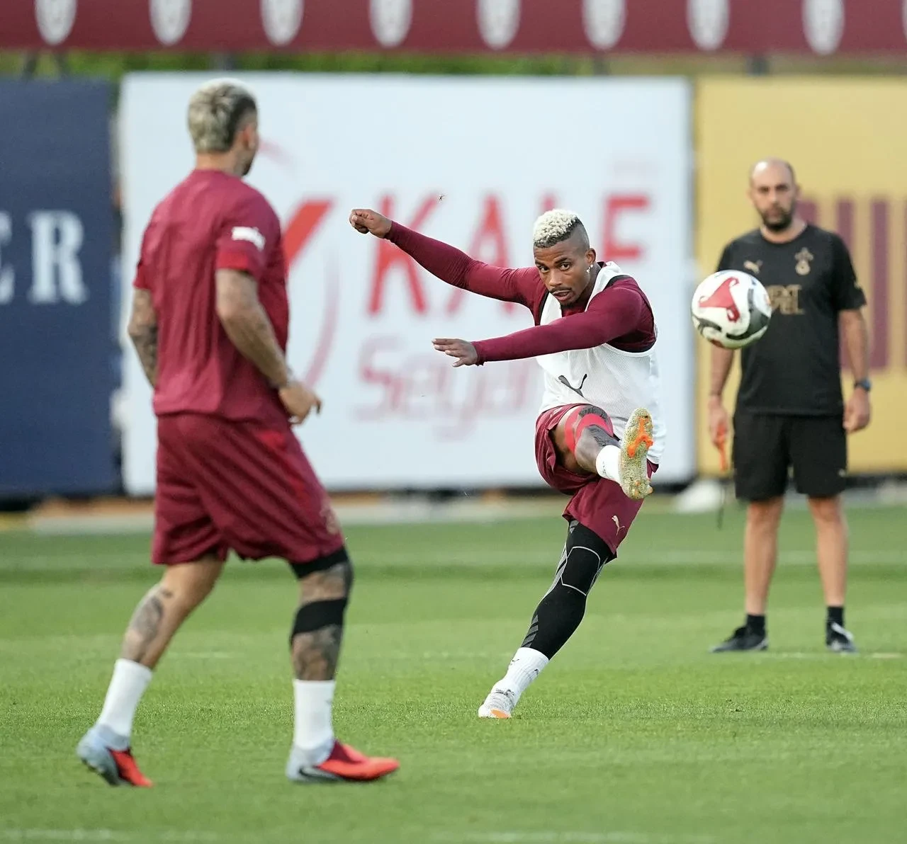 Galatasaray Çaykur Rizespor maçı için Kemerburgaz'da antrenman yaptı