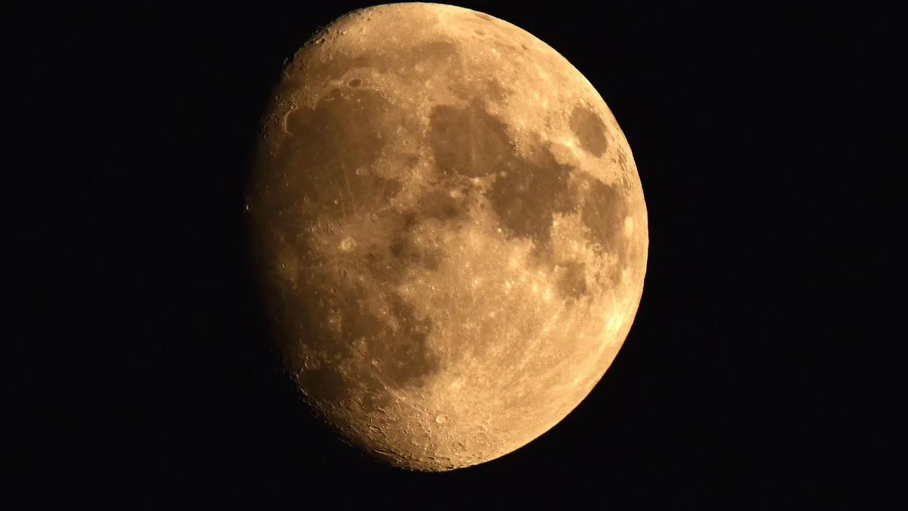 Ahlat Semalarında Şişkin Ay Manzarası Göz Kamaştırıyor