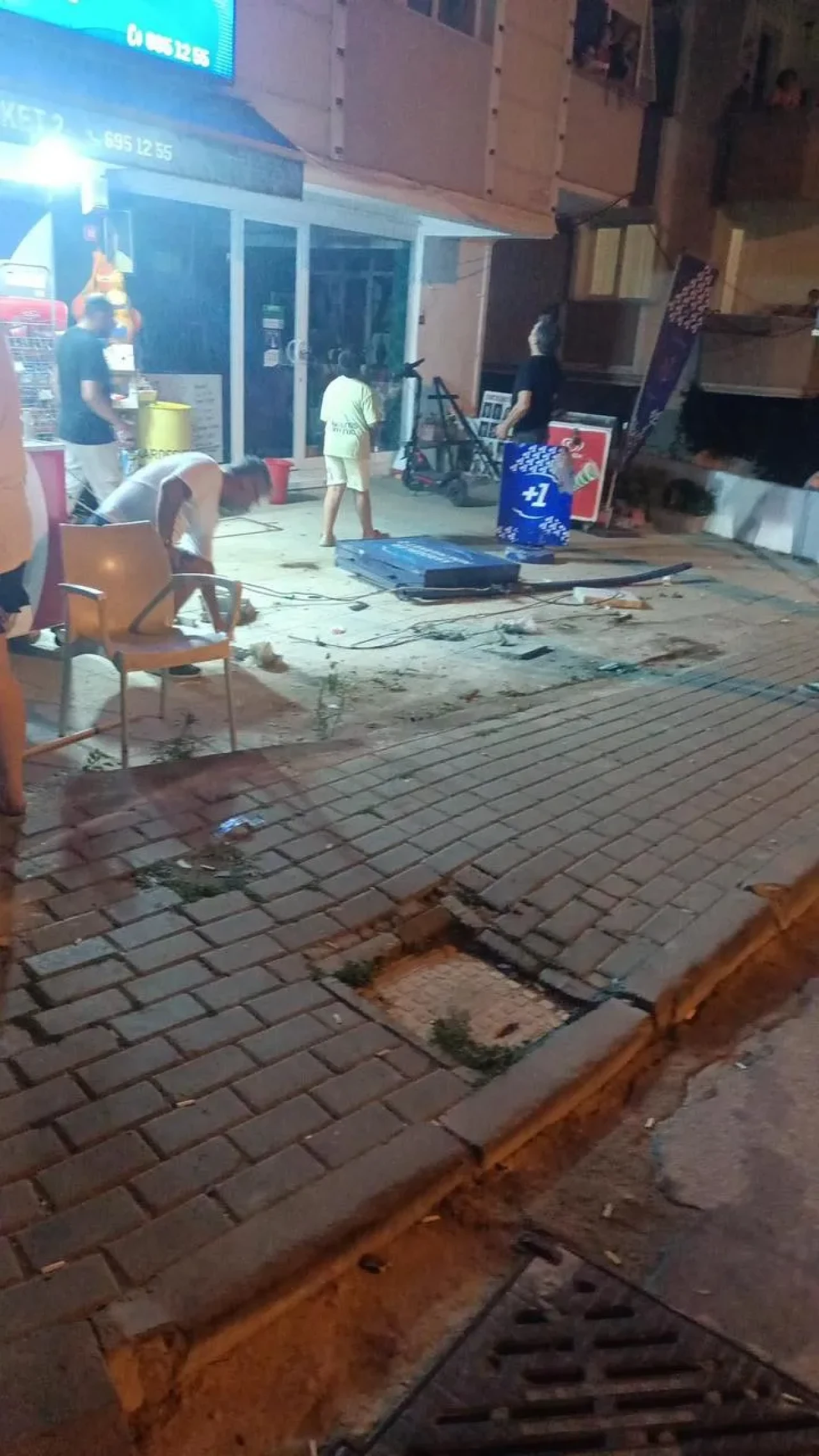 Avcılar’da alkollü sürücü tekel bayisine çarparak kaçtı