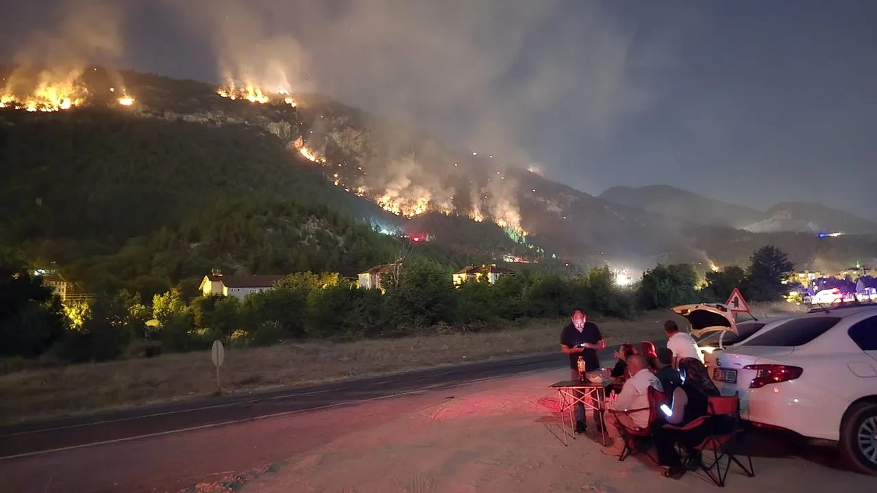 Karabük’te orman yangınını kamp sandalyelerinde izleyen vatandaşlar