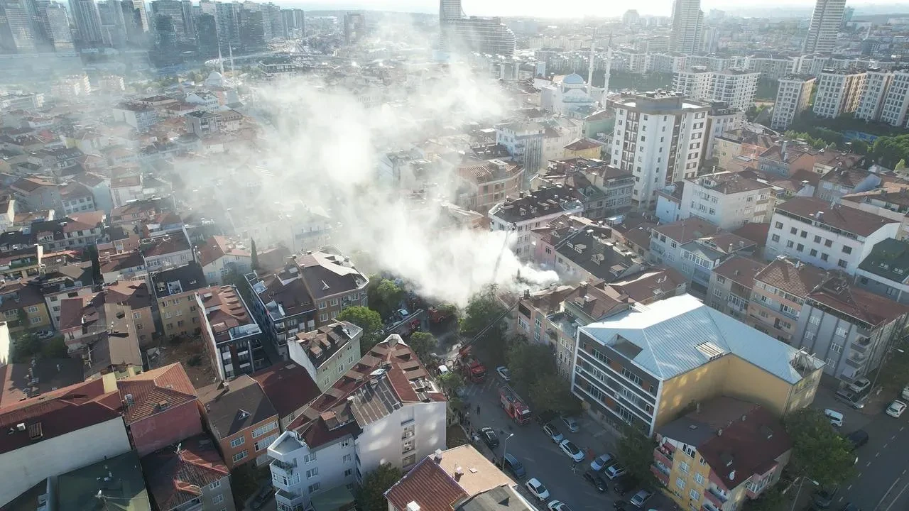 Üsküdar’da çatı yangını itfaiye tarafından kontrol altına alındı