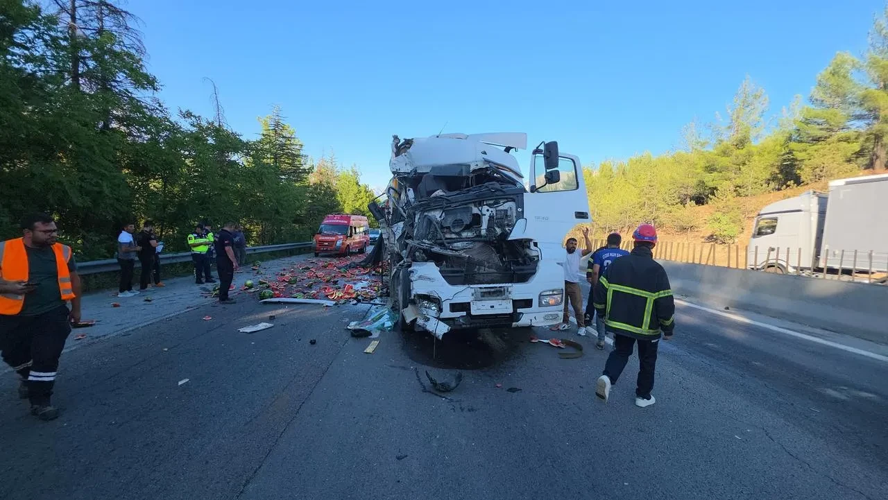 Adana-Pozantı otoyolunda karpuz yüklü tır devrildi karpuzlar yola saçıldı